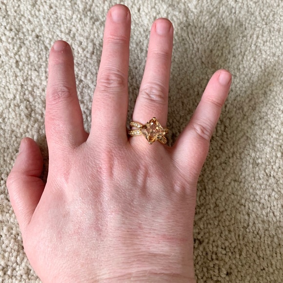 Beautiful ring - Picture 2 of 3